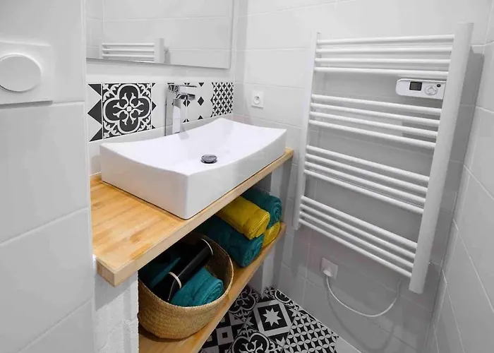 An Authentic Experience With In The Center Apartment Poitiers